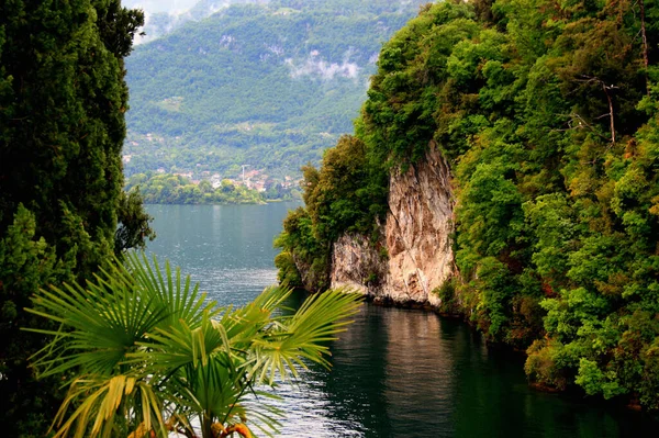Landscape Mirrored Surface Lake Como Tree Covered Cliffs Foreground Town — Stock Photo, Image