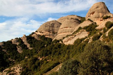 Barselona, Katalonya, İspanya yakınlarındaki Montserrat manastırı yakınlarındaki milli parktaki Ermita de Sant Joan kilisesi ve dağların manzarası