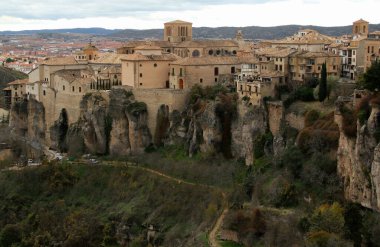 İspanya 'nın Madrid yakınlarındaki Cuenca şehrindeki taş uçurumlarda bulunan tarihi şehir merkezinin Katedral ve diğer taş binalarının manzarası