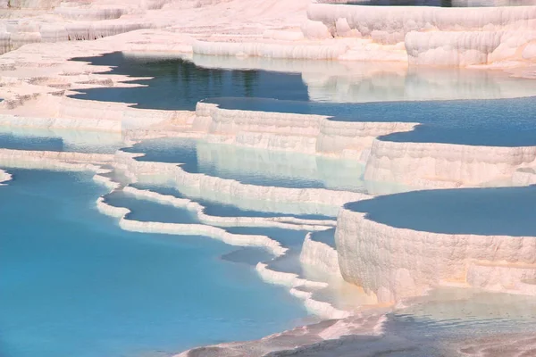 パムッカレ デニズリ トルコの青い水で満たされた雪の白いトラバーチンの景色と写真 — ストック写真