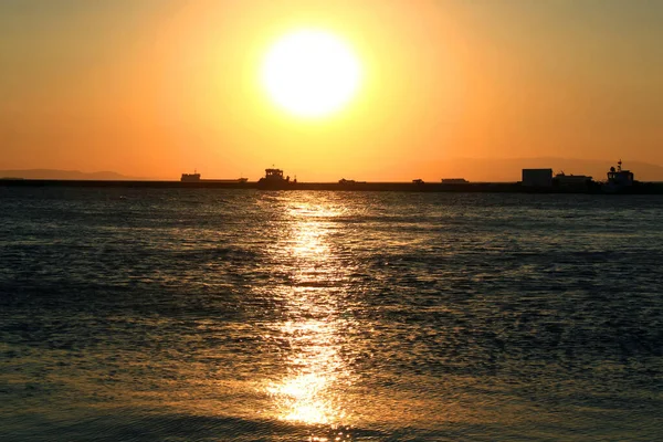 Krajina Výhledem Západ Slunce Loď Obzoru Vlny Egejského Moře Městě — Stock fotografie