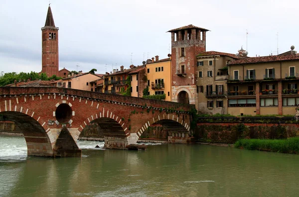 Fotografie Výhledem Promenádu Historické Části Města Verona Itálie Řekou Adige — Stock fotografie
