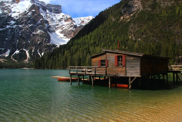 Landschaft Mit Der Smaragdgrünen Oberfläche Des Pragser Sees Mit Einer — Stockfoto