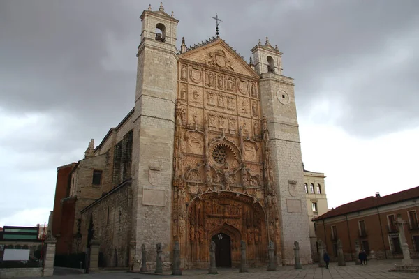 Фото Церкви Сан Пабло Фоне Бурного Неба Историческом Центре Вальядолида — стоковое фото