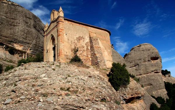 Zdjęcie Widokiem Kościół Ermity Sant Joan Tle Gór Błękitne Niebo — Zdjęcie stockowe