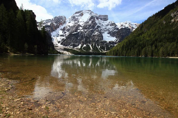 意大利白云密布的蓝天映衬下 绿宝石般光滑的拉戈 布拉什湖面 白雪覆盖着群山 — 图库照片