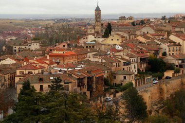 İspanya 'nın Madrid yakınlarındaki Segovia şehrindeki Iglesia de San Esteban kilisesinin tarihi şehir merkezinin bir kısmının fotoğrafı.