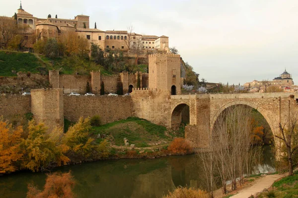 Widok Część Zabytkowej Części Miasta Mostem Bramą Alcantara Oraz Rzeką — Zdjęcie stockowe