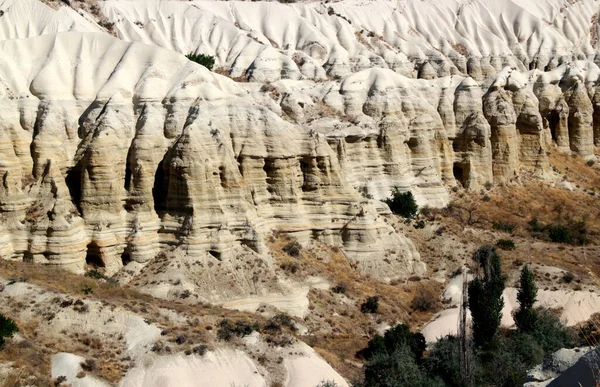 土耳其卡帕多西亚Goreme附近的爱谷 带着迷人的白色烟囱 也叫蘑菇 的风景 — 图库照片
