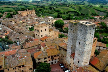 İtalya 'nın Toskana bölgesindeki Siena yakınlarındaki San Gimignano' daki ortaçağ kuleleri ile şehrin tarihi kısmının üst görüntüsü.