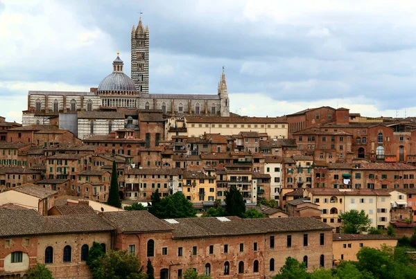 Pohled Historickou Část Města Siena Duomo Siena Proti Bouřlivé Obloze — Stock fotografie