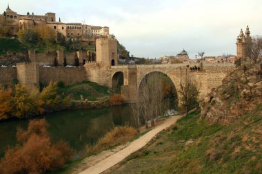 İspanya 'nın Madrid kenti yakınlarındaki Toledo şehrinde Alcantara Köprüsü ve Kapısı ve Tagus Nehri ile kentin tarihi kısmına bakın.