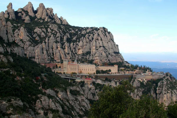 Bild Klostret Montserrat Mot Bakgrund Bergen Mot Gradient Blå Himmel — Stockfoto