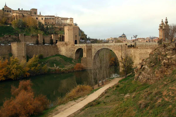 Widok Historyczną Część Miasta Mostem Bramą Alcantara Oraz Rzeką Tagus — Zdjęcie stockowe
