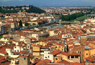 Floransa 'nın (Firenze) tarihi merkezinin panoramik manzarası, Floransa, Toskana bölgesi üzerinde birçok kilise, Arno nehri ve köprüler bulunmaktadır.