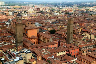 San Pietro Katedrali ve fotoğrafın merkezinde iki ortaçağ kulesi bulunan Bologna (İtalya) şehrinin tarihi kısmının yüksek açılı görüntüsü