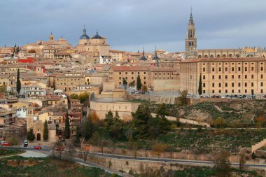 İspanya 'nın Madrid kenti yakınlarındaki Toledo şehrindeki Santa Iglesia Katedrali Primada de Toledo Katedrali' nin bulunduğu tarihi şehrin binalarının fotoğrafı.