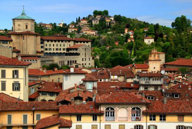 Bergamo, İtalya - 15 Mayıs 2019: Kuzey İtalya 'da sayısız kilisenin kuleleri ve çan kuleleri ile kentin bir kısmının manzaralı fotoğrafı