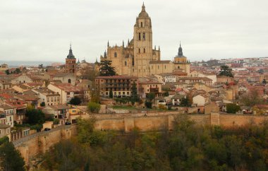 Şehrin tarihi kısmının panoramik görüntüsü ortaçağ duvarlarıyla çevrili ve İspanya 'nın Madrid yakınlarındaki Segovia şehrinde çekilen fotoğrafın merkezinde Katedral bulunuyor.