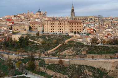 Şehrin tarihi kısmının panoramik manzarası. Fotoğrafın merkezinde Katedral ve İspanya 'nın Toledo şehrinde sayısız kilise var.