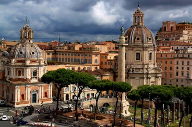 Roma, İtalya - 28 Mayıs 2019: Fotoğraf: Trajan 'ın Sütunu, Chiesa Santa Maria di Loreto Kilisesi ve Roma, İtalya' nın tarihi merkezinde fırtınalı bir gökyüzüne karşı İmparatorluk Forumu 'nun bir parçası
