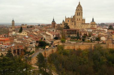 Şehrin tarihi kısmının panoramik manzarası Madrid, İspanya yakınlarındaki Segovia şehrinde çok sayıda kilise ve katedralin bulunduğu ortaçağ duvarlarıyla çevrili.