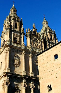 La Clerecia binasının ön cephesi ve İspanya 'nın başkenti Salamanca, Casa de las Conchas binasının dış cephesi.