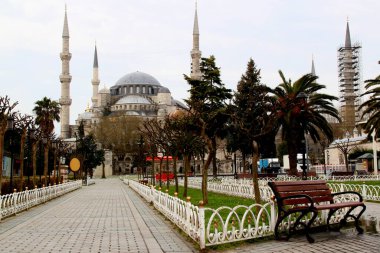 İstanbul, Türkiye 'nin tarihi bölgesinde yağan yağmurda arka planda Mavi Cami ile Sultanahmet Meydanı' nın fotoğrafı