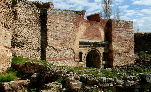 Kapılardan birinin (İstanbul kapısı, İstanbul Kapısı) kemerin altında bir geçit ve İznik 'in tarihi bölümünü çevreleyen bir duvarla mavi bulutlu bir gökyüzüne bakan görüntüsü