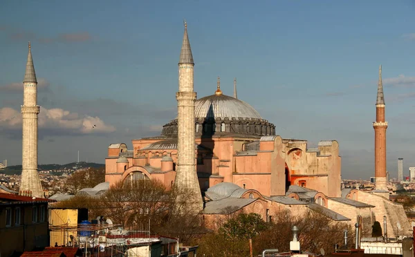 İstanbul, Türkiye - 18 Nisan 2021: Sultanahmet ilçesinin tarihi merkezinde gün batımında Ayasofya Camii 'nin (Ayasofya Camii) hava manzarası