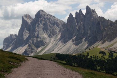 İtalya 'nın güneyindeki Val Gardena bölgesinde Puez Odle-Geisleralm Ulusal Parkı' ndaki Dolomitlerin panoramik manzarası