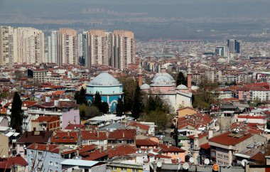 Bursa, Türkiye - 14 Nisan 2021: Fotoğrafın merkezinde birçok cami ve Yeşil Mezar bulunan Bursa kentinin panoramik görüntüsü