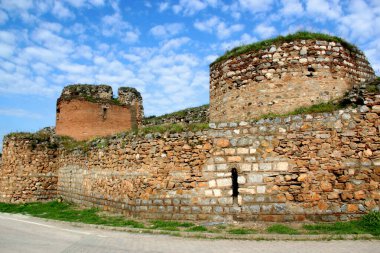 Türkiye 'nin İznik kentinde mavi bulutlu bir gökyüzüne karşı kentin tarihi bir bölümünü çevreleyen duvarın görüntüsü
