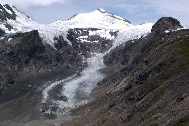 Grossglockner dağının kar ve buzulla kaplı bir kısmının bulunduğu manzara fotoğrafı Hohe Tauern Ulusal Parkı 'nda fırtınalı bir gökyüzüne karşı, Tyrol, Avusturya