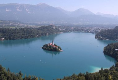 Dağların panoramik manzarası ve Slovenya 'nın Ljubljana kenti yakınlarında bir ada ve bir kilise ile Bled Gölü