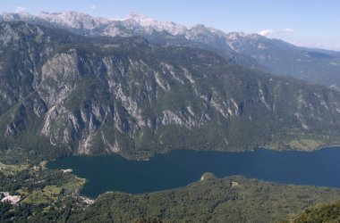 Slovenya 'daki Triglav Ulusal Parkı' nda dağlarla ve Bohinjsko Gölü 'yle manzara fotoğrafı