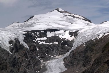 Grossglockner dağının karla kaplı bir kısmının manzarası ve Hohe Tauern Ulusal Parkı 'ndaki bir buzulun manzarası, Tyrol, Avusturya