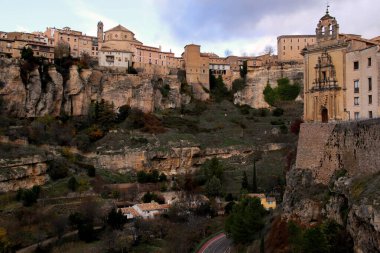 İspanya 'nın başkenti Madrid yakınlarındaki Cuenca' da, Antiguo Convento de San Pablo 'nun karşısındaki uçurumun manzarası.