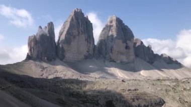 Dolomitler 'deki Tre Cime Ulusal Parkı' ndaki üç dağ manzaralı manzara videosu, Güney Tyrol Bölgesi, İtalya