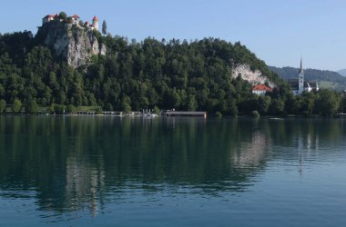 Fotoğraf: Bled Gölü, Bled Kalesi ve Slovenya 'nın Ljubljana kenti yakınlarındaki Bled kasabasındaki St. Martin Kilisesi.