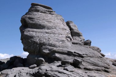 Romanya 'nın Busteni kentindeki Bucegi ulusal parkında mavi gökyüzüne karşı Sfenks taşının yakın plan fotoğrafı