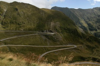 Romanya 'daki yeşil dağlar ve Transfagarasan dağ yolu manzaralı manzara fotoğrafı