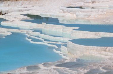 Pamukkale, Denizli 'de mavi suyla dolu kar beyazı travertinler manzaralı fotoğraf
