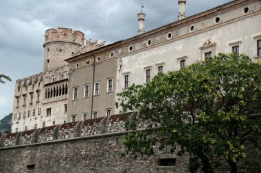 Trento, İtalya - 19 Temmuz 2023: Şehrin tarihi merkezinde fırtınalı bir gökyüzünün arka planına karşı Castello del Buonconsiglio kalesi (şimdi bir müze) manzaralı fotoğraf