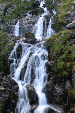 Romanya 'daki Transfagarasan dağ yolunda bulunan ipeksi şelalenin dikey fotoğrafı