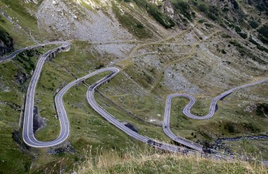 Romanya 'daki yeşil kayalık dağlar ve Transfagarasan dağ yolunun manzaralı manzara fotoğrafı