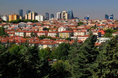 Fırtınalı bir gökyüzüne karşı yoğun yeşil çam ve diğer ağaçlarla Ankara 'nın (Türkiye, Türkiye) modern kesiminin panoramik manzarası