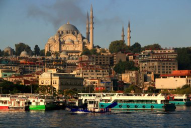 İstanbul, Türkiye (Türkiye) - 1 Eylül 2020: Uskudar ilçesinde gün batımında açık mavi gökyüzüne karşı Buyuk Camlica Camii camiinin avlusu manzaralı fotoğraf