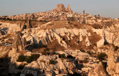 Vadi ve Uchisar kalesinin panoramik manzara fotoğrafı şafak vakti Kapadokya, Türkiye 'de