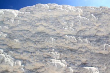 Pamukkale, Denizli, Türkiye 'de kar beyazı travertin manzarası